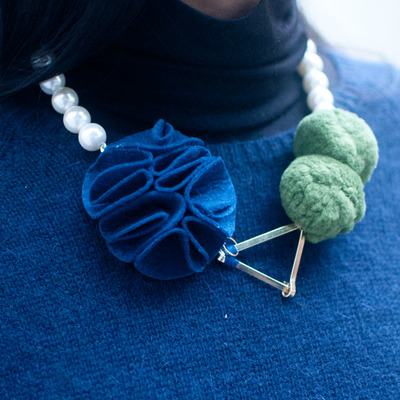 Navy blue felt flower green balls statement necklace nl0828 - Thumbnail 2