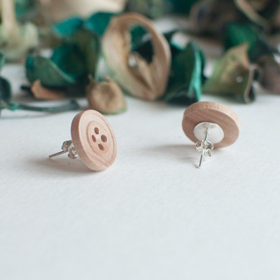 Wooden button earrings er0842