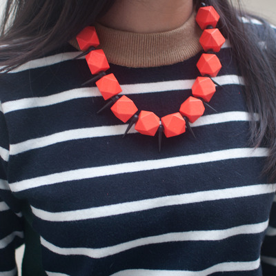 Hexagonal cylinder bid orange black statement necklace nl0607 - Thumbnail 4