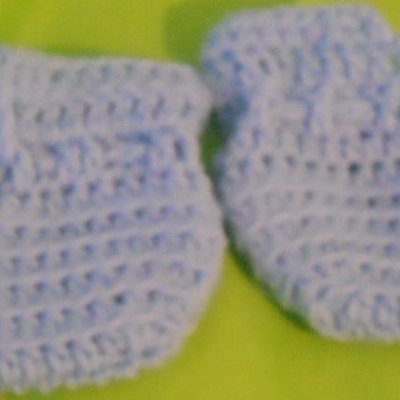 2 color crochet baby blanket with beanie and booties