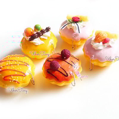 Round cake squishy w/ ballchain