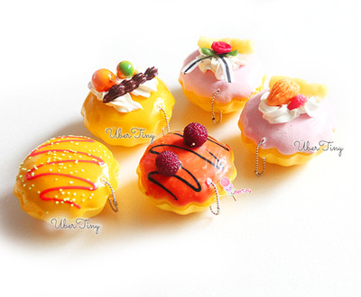 Round Cake Squishy w/ Ballchain