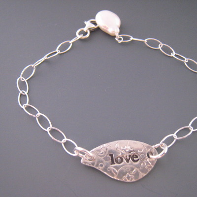 Leaf charm bracelet
