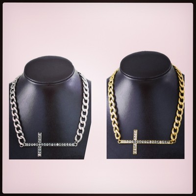 Side cross necklace