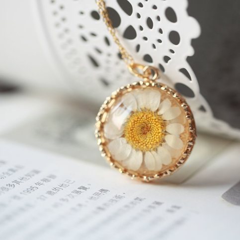 Pressed Dried Flower Gold Plated Round Lace Necklace