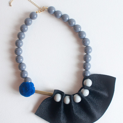 Black & white felt resin ball necklace nl0896b
