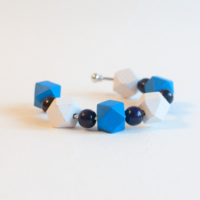 Wood beads blue & white bracelet cuff bl0907
