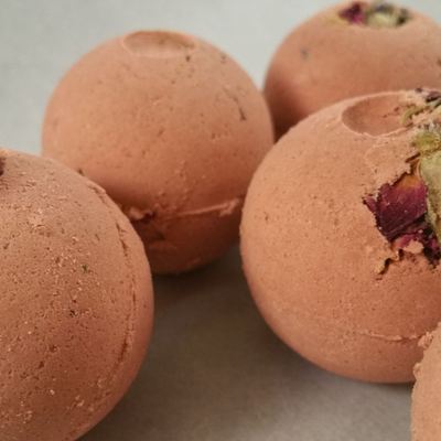 Floral/herbal bath bomb/fizzy (chamomile, lavender, spearmint, rosemary, juniper and rose petals)