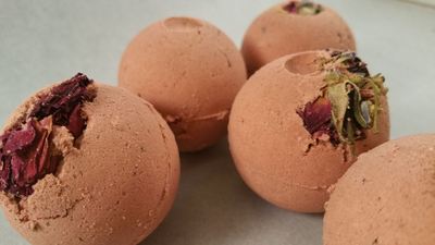Floral/Herbal Bath Bomb/Fizzy (Chamomile, Lavender, Spearmint, Rosemary, Juniper and Rose Petals)