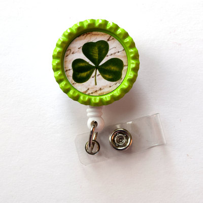 Clover leaf  - cute badge holder - nurses badge holder - bottlecap badge - nursing badge holder - teacher badge reel - rn badge reel