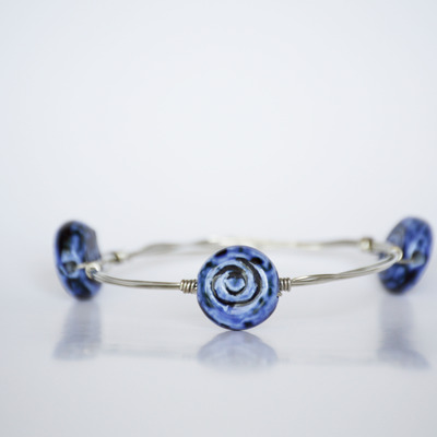 Round blue swirl bead wire bangle - Thumbnail 1