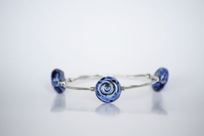 Round Blue Swirl Bead Wire Bangle