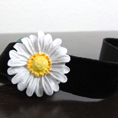 Daisy velvet choker