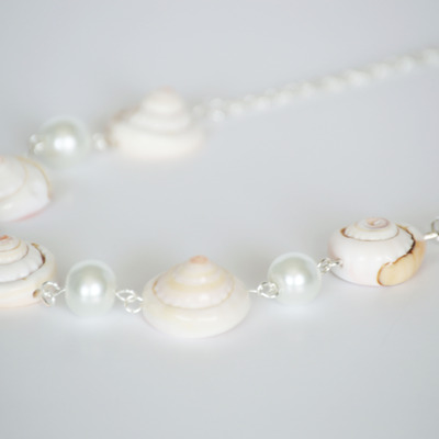 Shell and glass pearl necklace - Thumbnail 1
