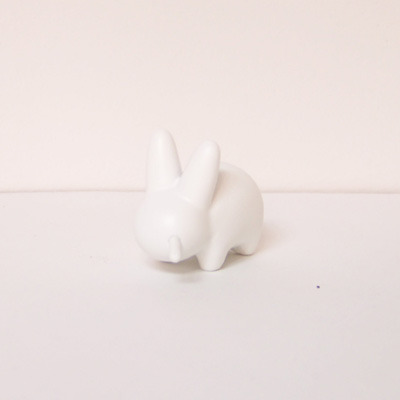 Kidrobot x frank kozik 1.5" ready-to-paint diy mini smorkin' labbit - white primer