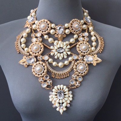 Oversized statement piece necklace