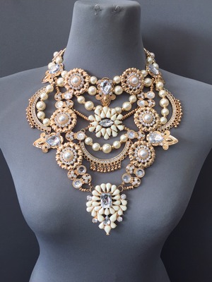 Oversized statement piece necklace