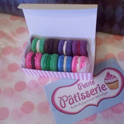 Petite macaroons set