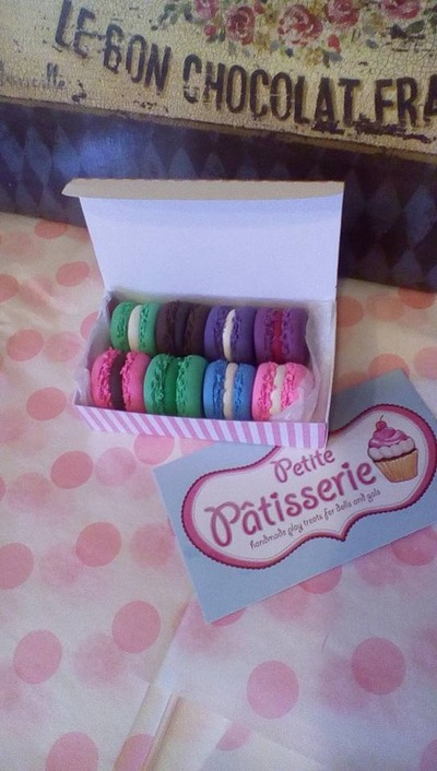 Petite macaroons set