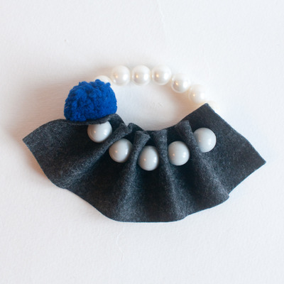 Grey resin beads black felt stretch bracelet bl0902