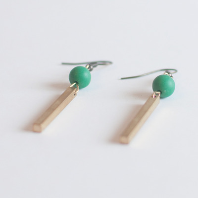 Brass green bead earrings er0933