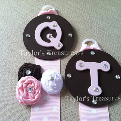 Taylors treasures - monogrammed hair bow holder - any colors/any initial - great party favor