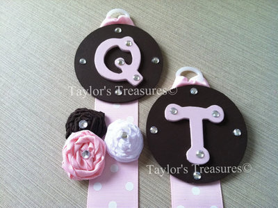 Taylors Treasures - Monogrammed Hair Bow Holder - Any Colors/Any Initial - Great Party Favor