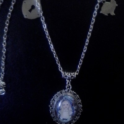 Alice in wonderland creepy alice necklace