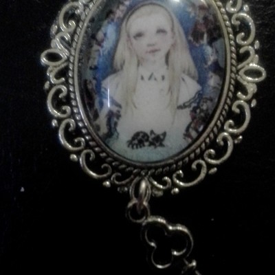 Alice in wonderland creepy alice necklace