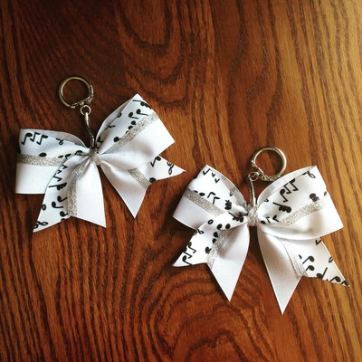 Music notes and glitter white keychain (only one)