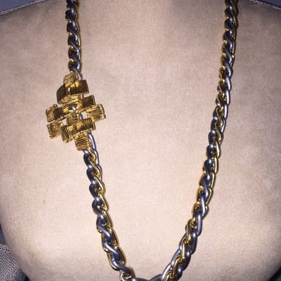 Blue/gold intertwined chain with gold side pendant