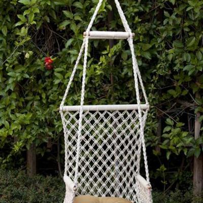 King hanging chair by hands