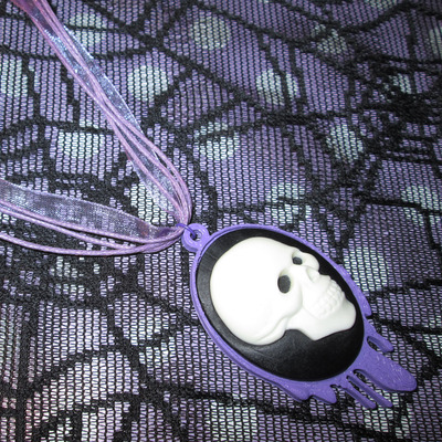 Lilac dripping black and white skull cameo necklace - Thumbnail 2