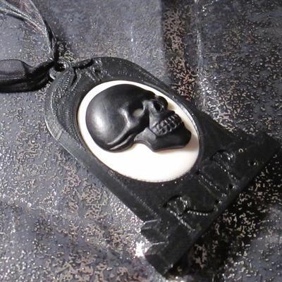 Black tombstone necklace with black and white skull cameo - Thumbnail 3