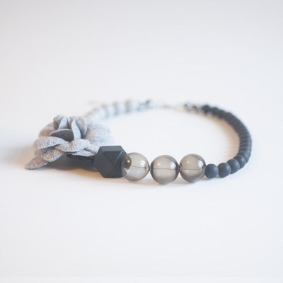 Grey flower glass necklace nl0967