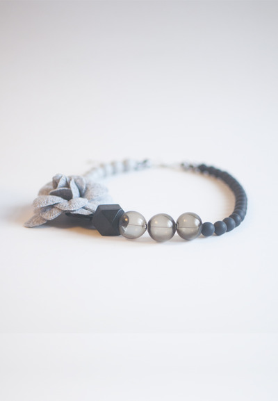 Grey Flower Glass Necklace NL0967