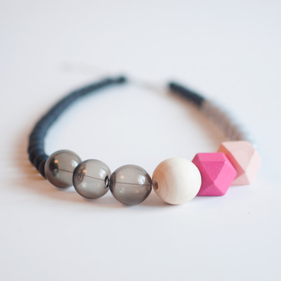 Pink wood glass necklace nl0982