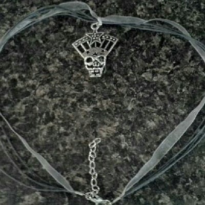 Célébration de la belle mort necklace  