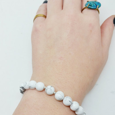 White howlite gemstone beaded bracelet