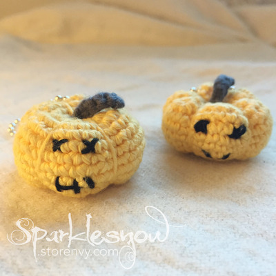 Halloween pumpkin keychain yellow