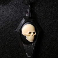 Small Black Coffin Necklace with Off-White and Black Skull Cameo - Thumbnail 4