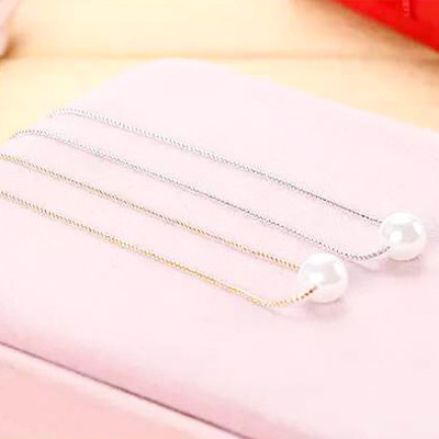 Minimal pearl necklace