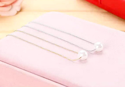 Minimal pearl necklace