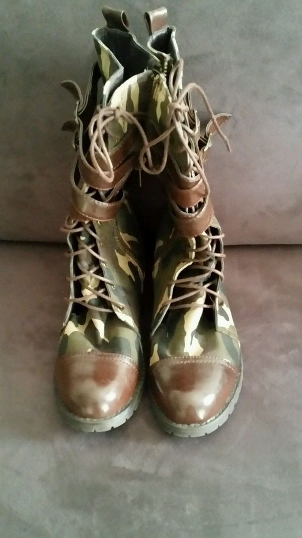 Camouflage Canvas/Faux Leather Combat Style Boots Size 9M (PRE-OWNED)