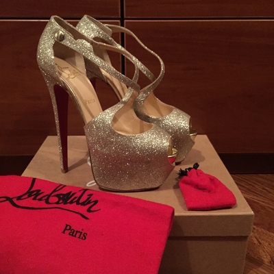 Celebrity look golden glitter super high heel 