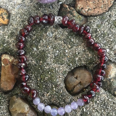 Garnet and lepidolite stretch bracelet - Thumbnail 2