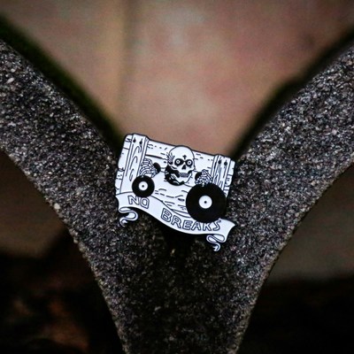 Ripper skull enamel pin sw024