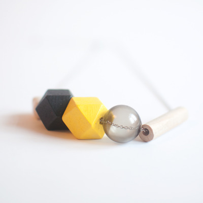 Yellow black glass bead necklace nl0975