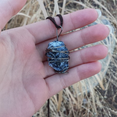 Biotite pendant