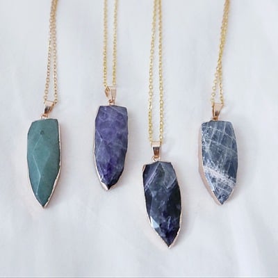 Faceted arrow head pendant